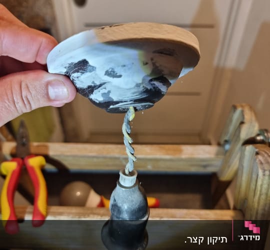 תמונה של כלי עבודה ותאורה